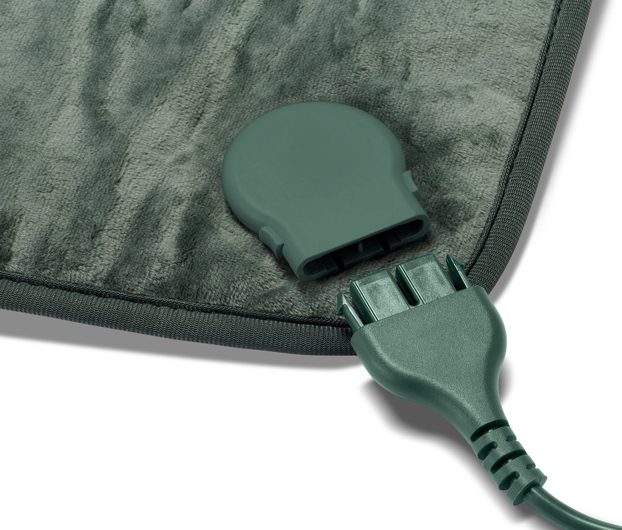 Nahaufnahme von einem kleinen Heizkissen und dem abgesteckten Kabel.