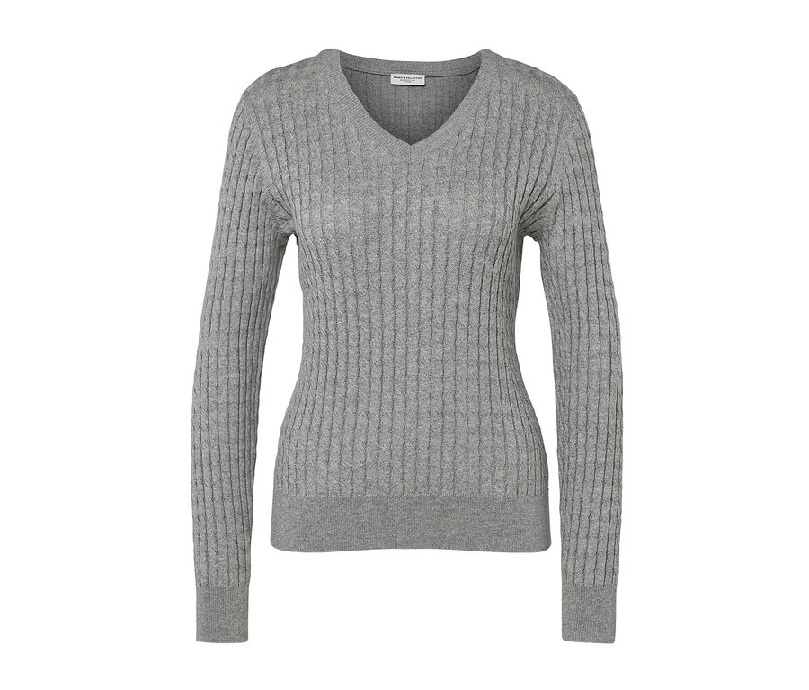Grauer Zopfstrickpullover.