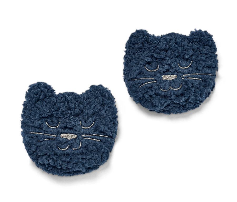 Zwei blaue Taschenheizkissen »Katze« liegen auf einem weißen Hintergrund.