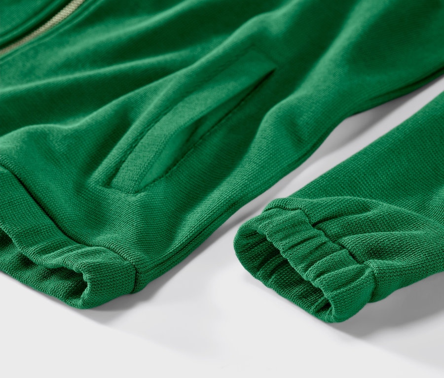 Detailaufnahme einer grünen Sweatjacke.