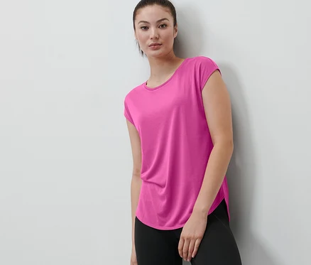 Frau trägt ein pinkes Sportshirt.