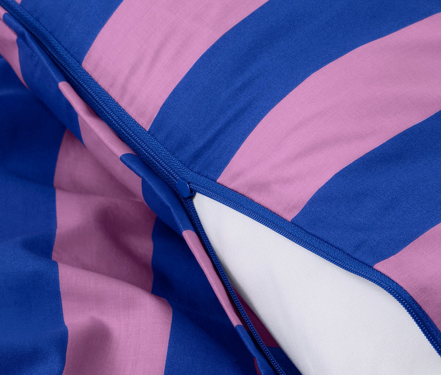 Detailansicht von Perkal-Bettwäsche mit Reißverschluss, mit blauen und pinken Streifen.