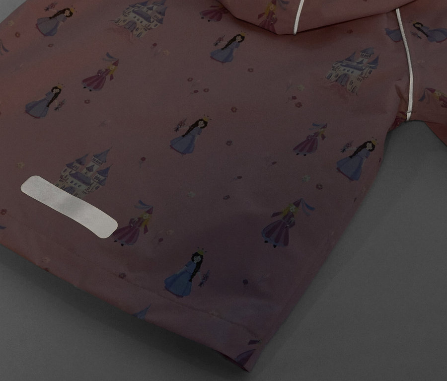 Detailansicht einer Kinder-Regenjacke mit Prinzessinnen- und Schlossmuster.