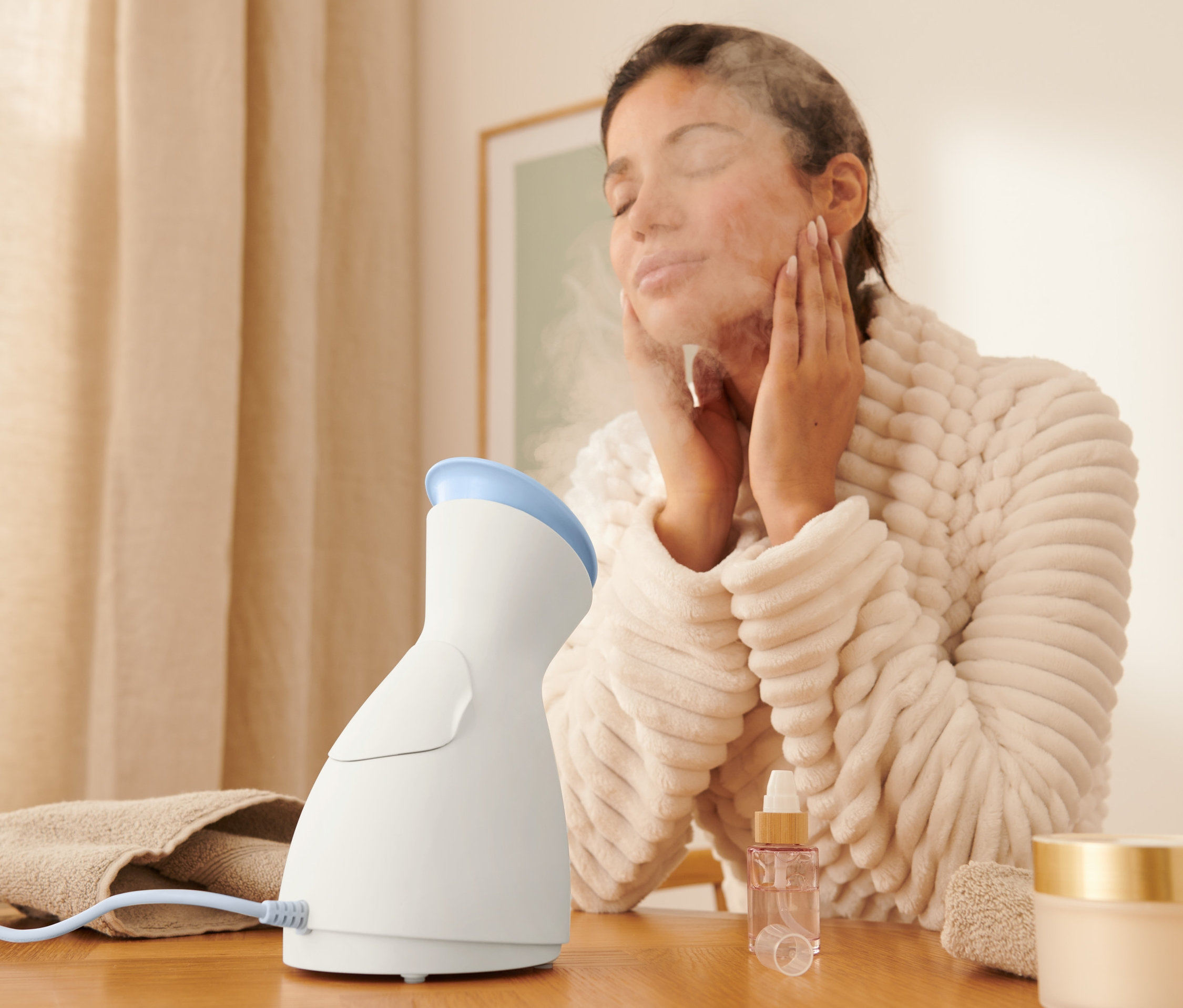 Frau benutzt Gesichtssauna.