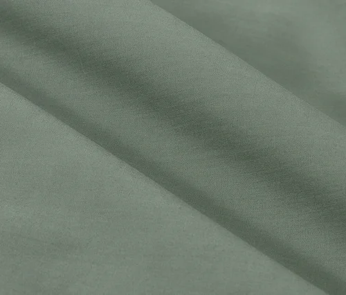 Nahaufnahme von grüner Perkal-Bettwäsche in Standard- und Übergröße.