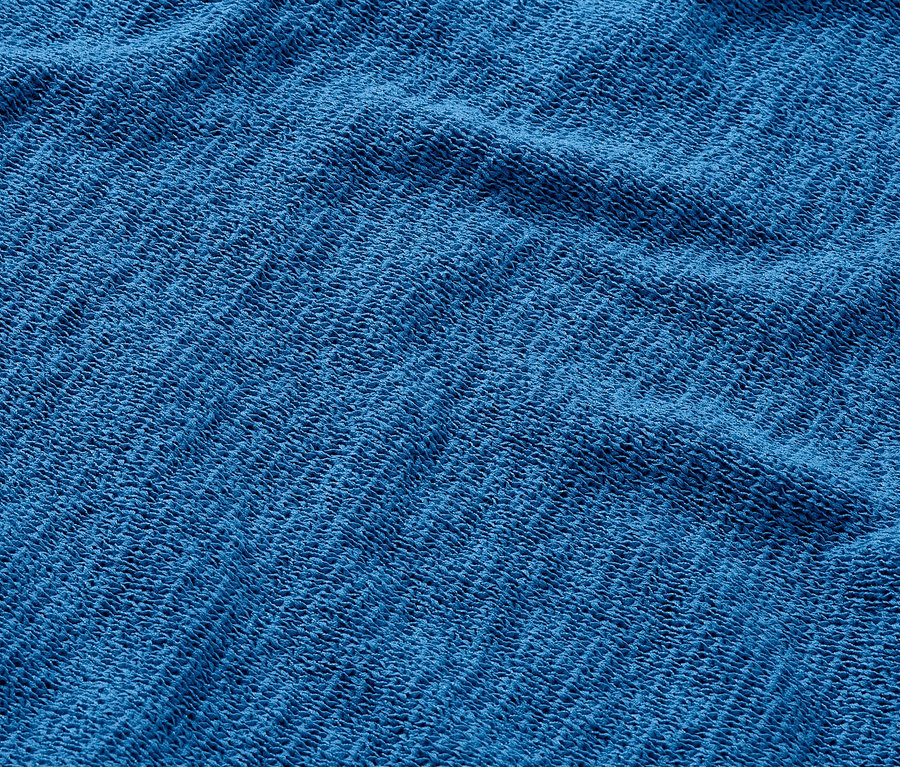 Detailansicht eines blauen sommerlichen Strickpullovers aus Bändchengarn.