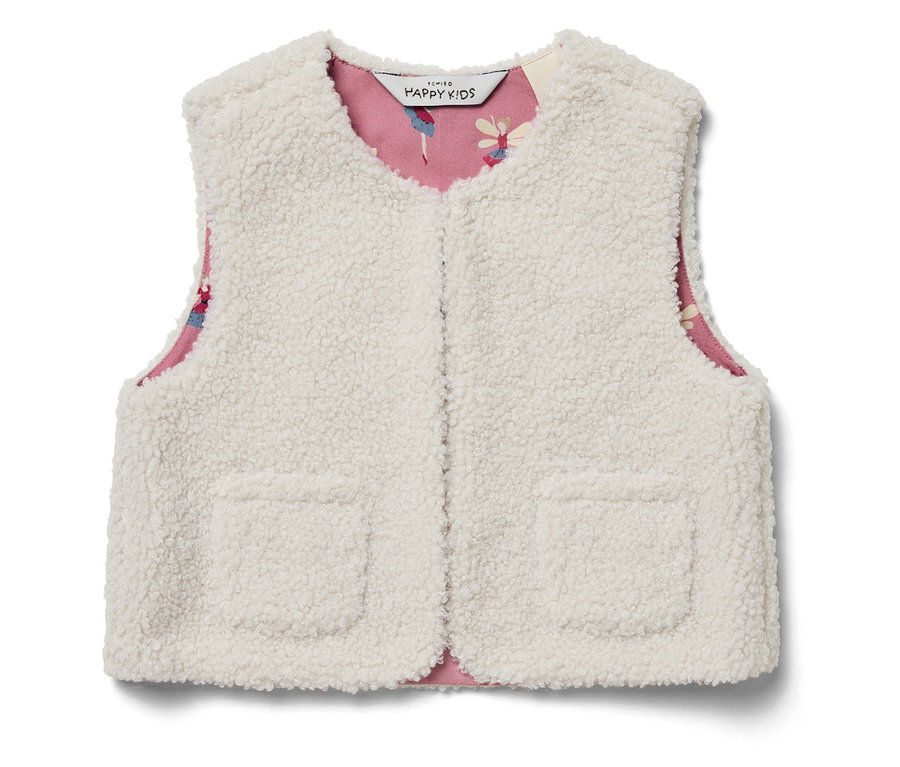 Detailaufnahme einer weißen, zotteligen Weste mit rosafarbenem Futter mit Blumenmuster.