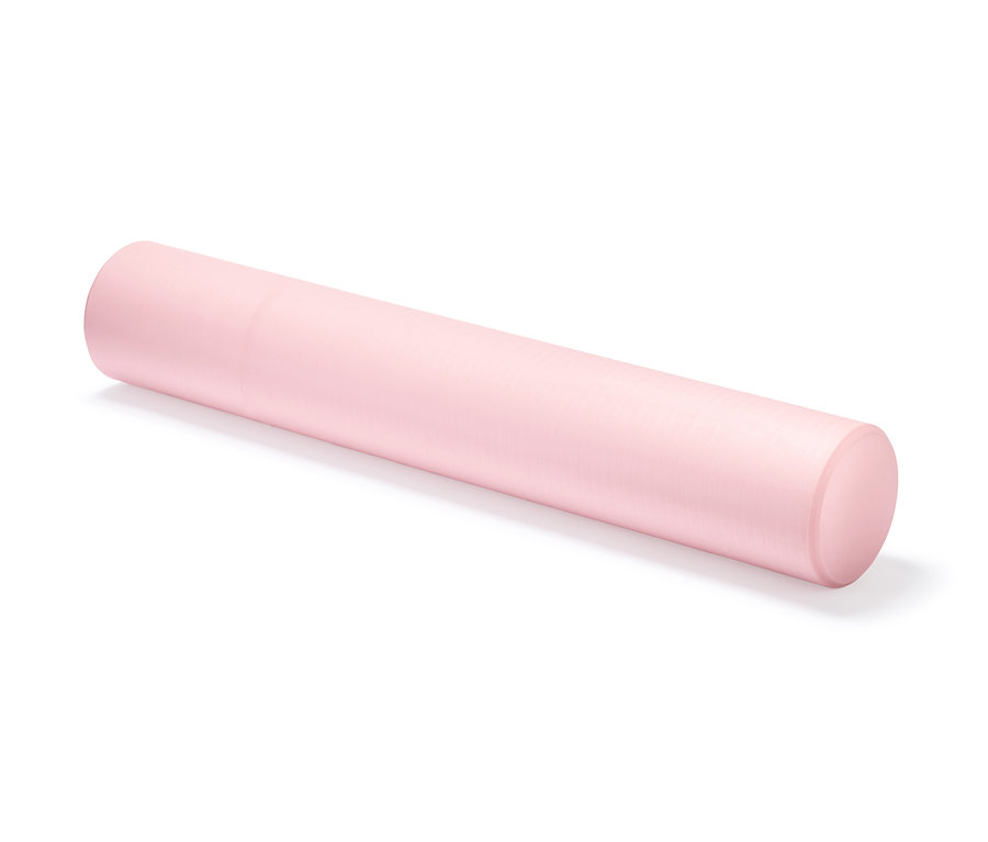 Eine rosa Pilates-Rolle liegt auf einem weißen Hintergrund.