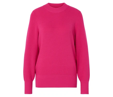 Detailaufnahme eines fuchsiafarbenen Pullovers mit langen Ärmeln und Rundhalsausschnitt.