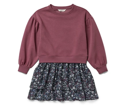 Lila Kleid mit langen Ärmeln und Blumenrock.