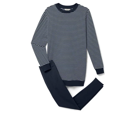 Gestreiftes Langarmshirt und marineblaue Hose auf weißem Hintergrund.