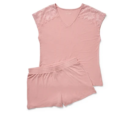Rosa Pyjama-Set mit Spitzenärmeln und Shorts.