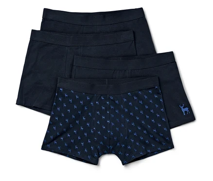 Vier dunkelblaue Herren-Boxershorts, eine davon mit kleinen blauen Hirschen bedruckt.