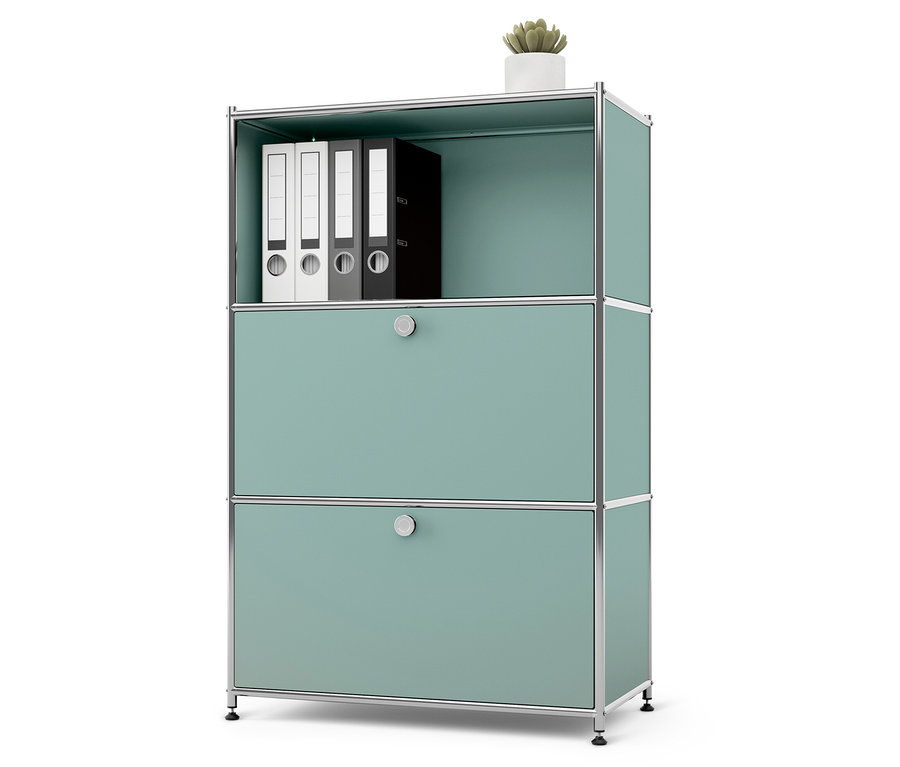 Regal mit Ordnern und Topfpflanze.