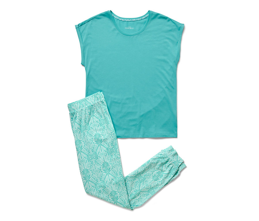 Türkisfarbenes Pyjama-Set mit kurzem Oberteil und gemusterter, langer Hose.