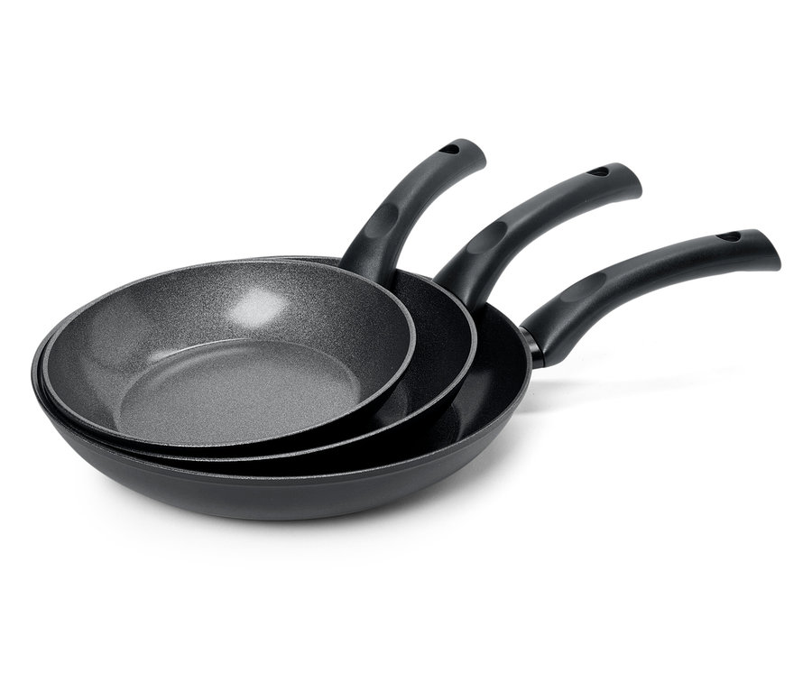 Drei schwarze Bratpfannen unterschiedlicher Größen sind übereinander gestapelt.