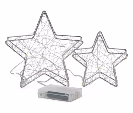 Zwei silberne Drahtsterne mit kleinen Lichtern und einer transparenten Batteriebox auf weißem Hintergrund.