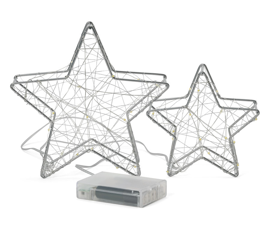 Zwei silberne Drahtsterne mit kleinen Lichtern und einer transparenten Batteriebox auf weißem Hintergrund.
