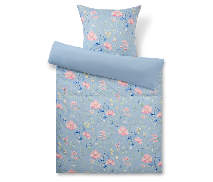 Blaues Bettwäsche-Set mit Blumenmuster, bestehend aus einem Kissenbezug und einem Bettbezug.