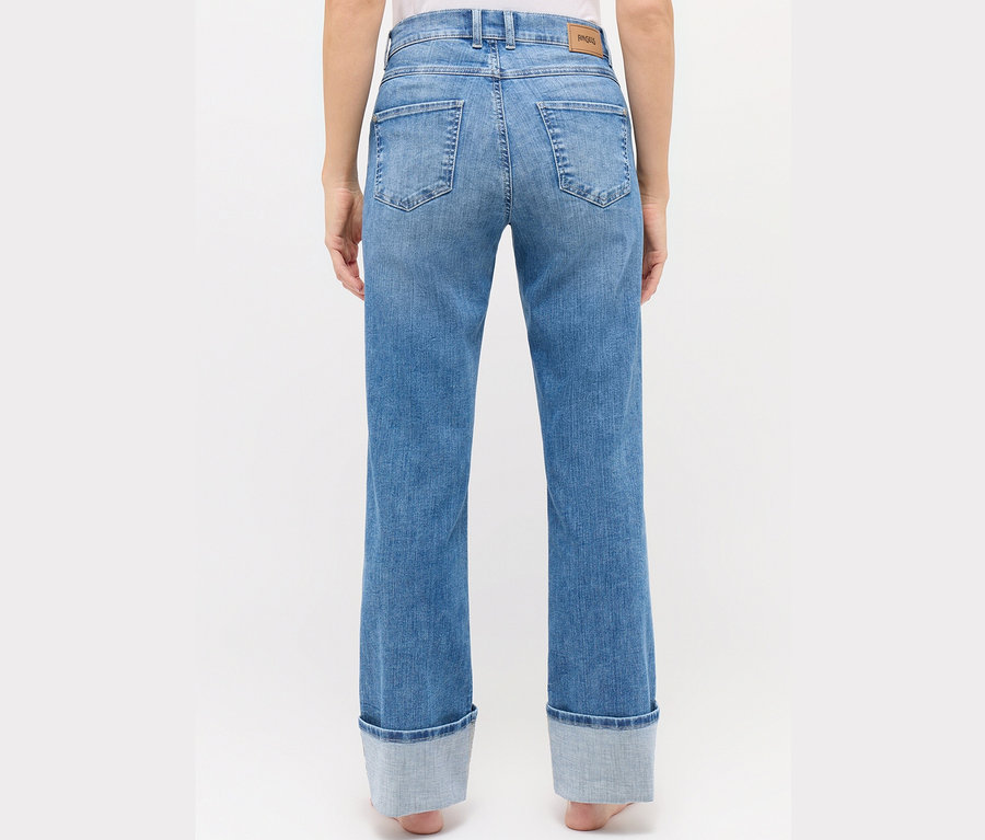 Rückansicht einer Frau, die hellblaue Angels Jeans »Lara« Straight Fit Turn Up trägt.