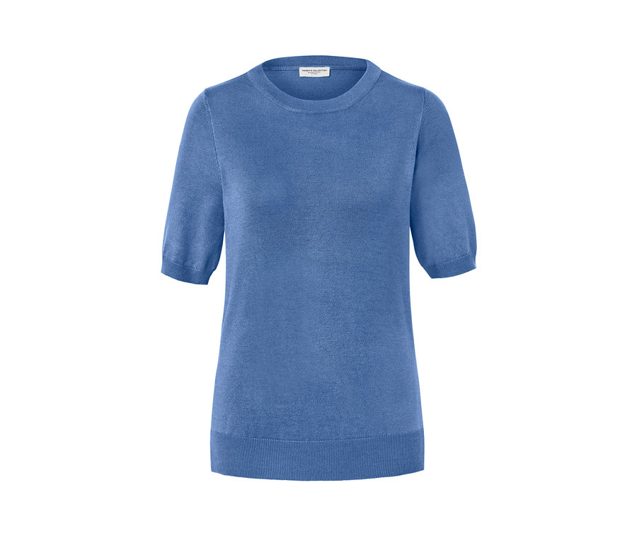 Blauer Feinstrickpullover mit kurzen Ärmeln.