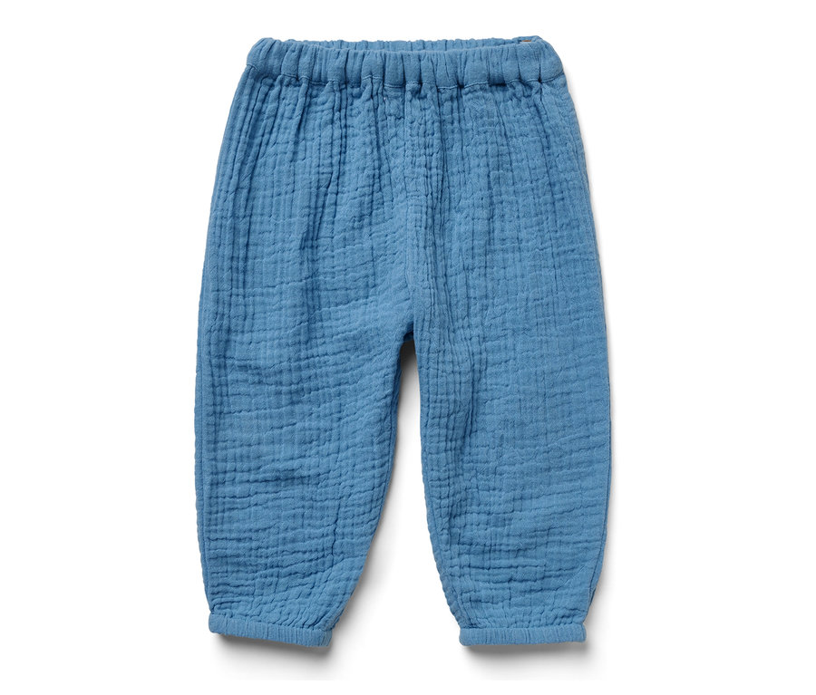 Eine blaue Baby-Musselin-Schlupfhose liegt auf einem weißen Hintergrund.