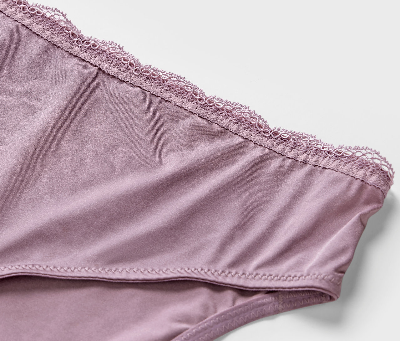 Detailansicht von 2 Slips in Mauve mit Spitze.
