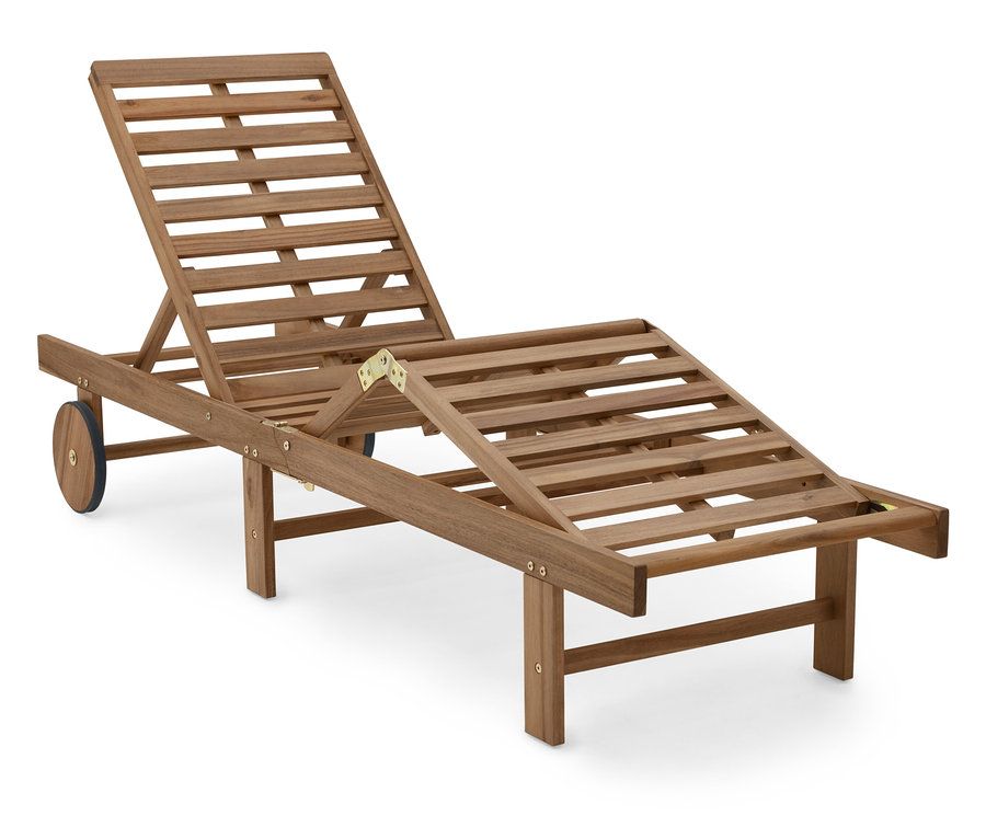 Braune Holzliege mit verstellbarer Rückenlehne und Rädern.