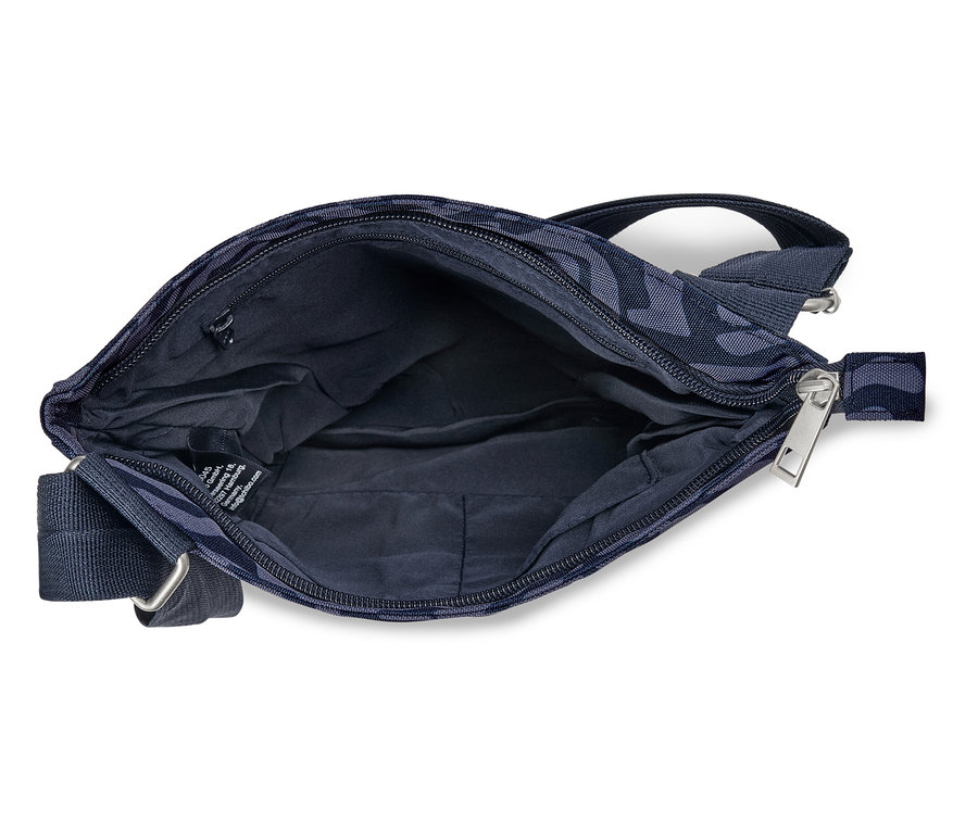 Eine offene marineblaue Camouflage-Tasche liegt auf einer weißen Oberfläche.