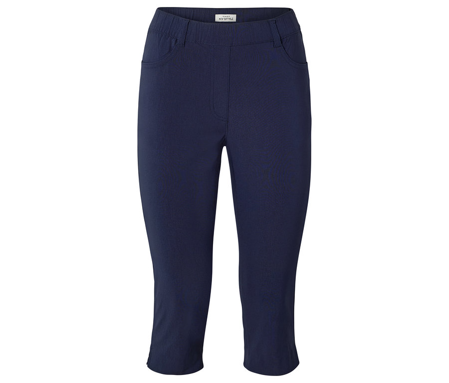 Dunkelblaue Caprihose vor einem weißen Hintergrund.