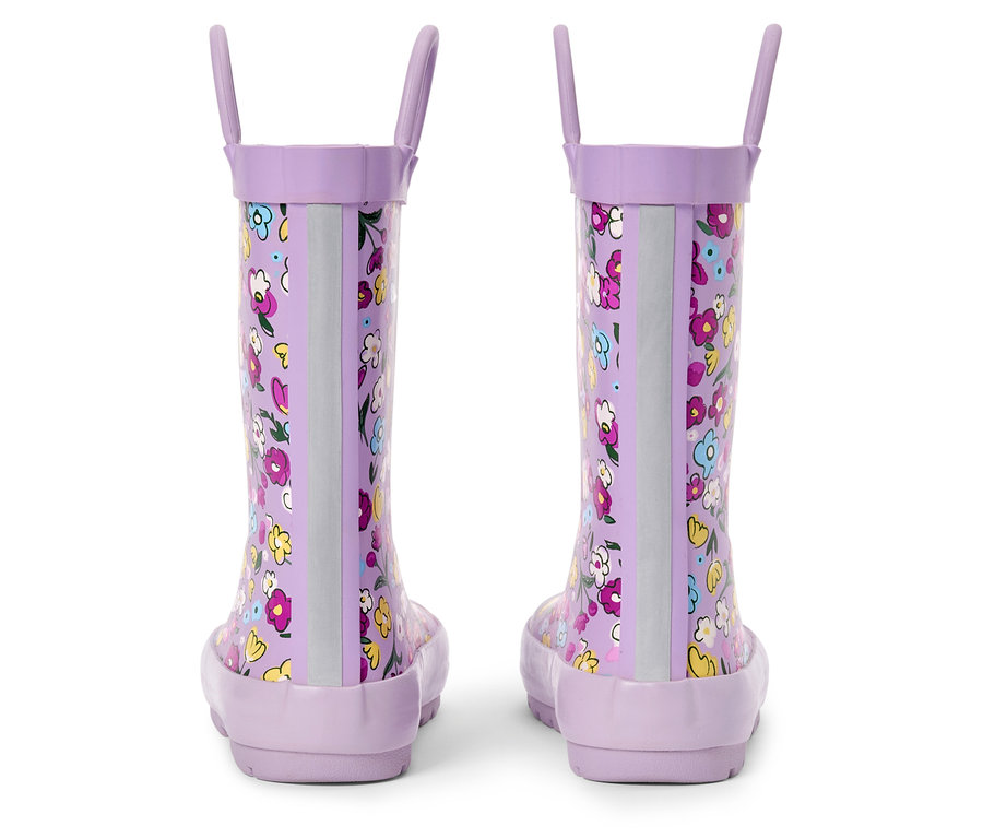 Paar lila Kindergummistiefel mit Blumenmuster, von hinten aufgenommen.