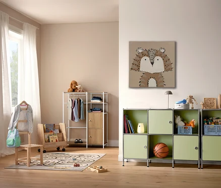 Kinderzimmer mit Kinderteppich COCOON »Städte«, 120 x 170 cm, Regal und Spielsachen.