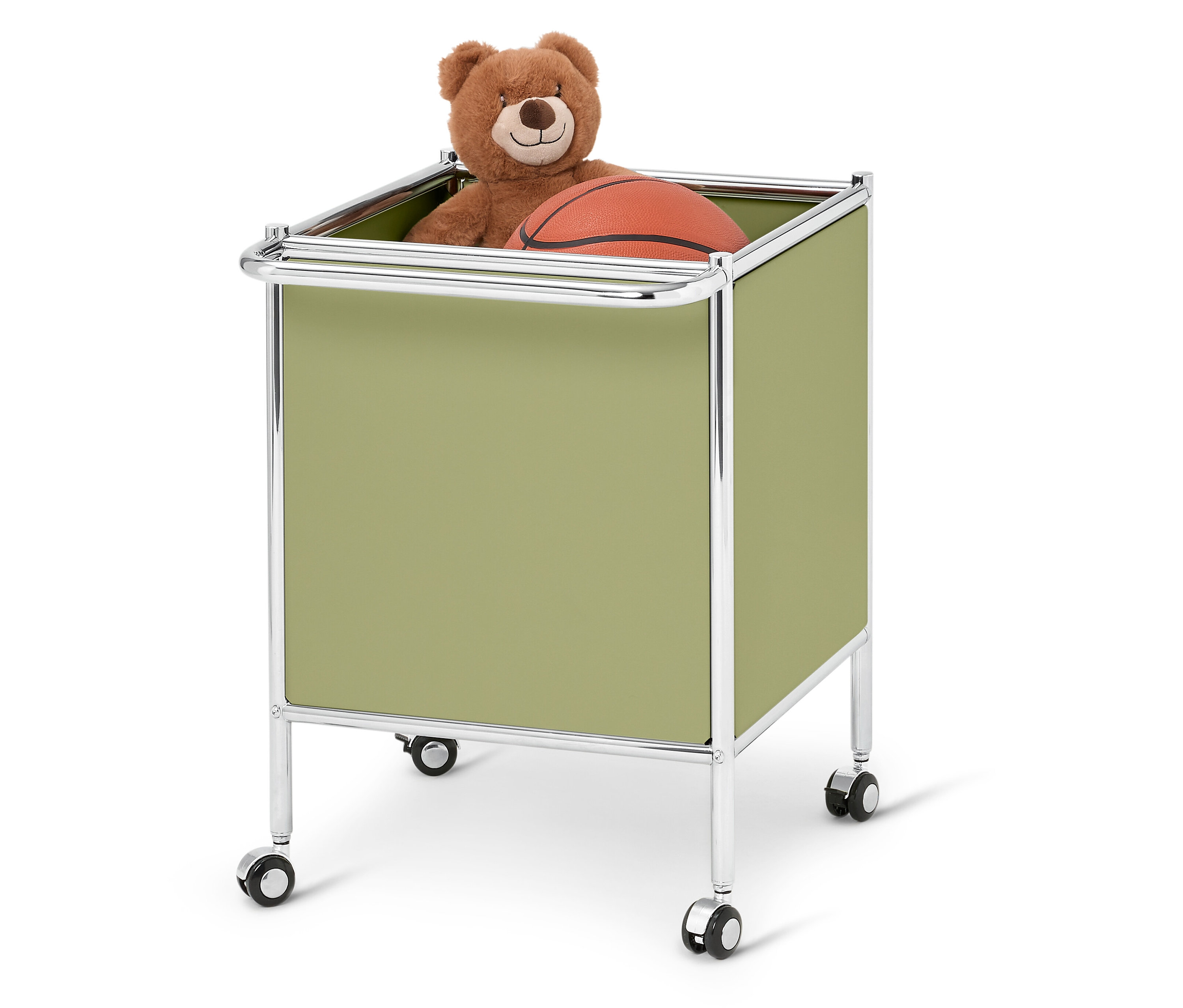 Ein Teddybär und ein Basketball in einem olivgrünen Rollcontainer.