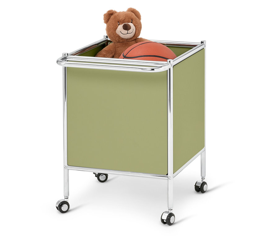 Ein Teddybär und ein Basketball in einem olivgrünen Rollcontainer.