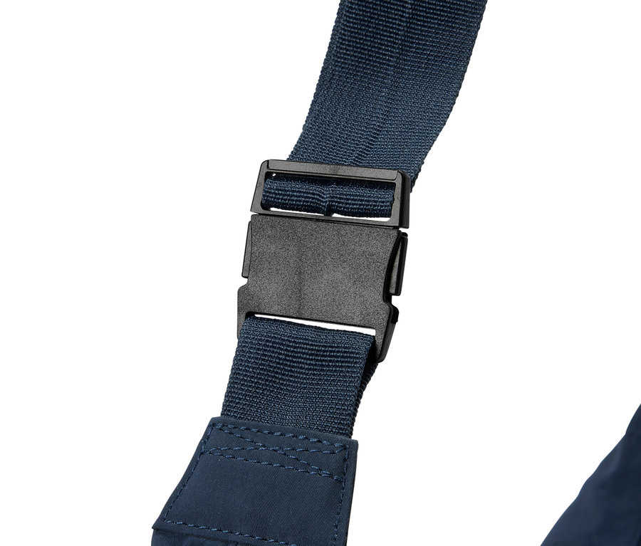 Nahaufnahme eines marineblauen Gurtes mit schwarzem Schnallenverschluss vor einem weißen Hintergrund.