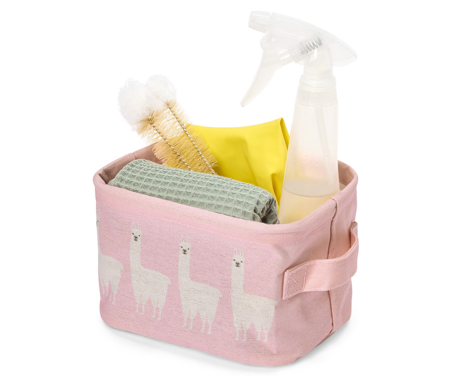 Ein rosa Korb mit Lama-Muster, gefüllt mit Reinigungsutensilien, inklusive einer Bürste, einem gelben Tuch, einem grünen Tuch und einer Sprühflasche.