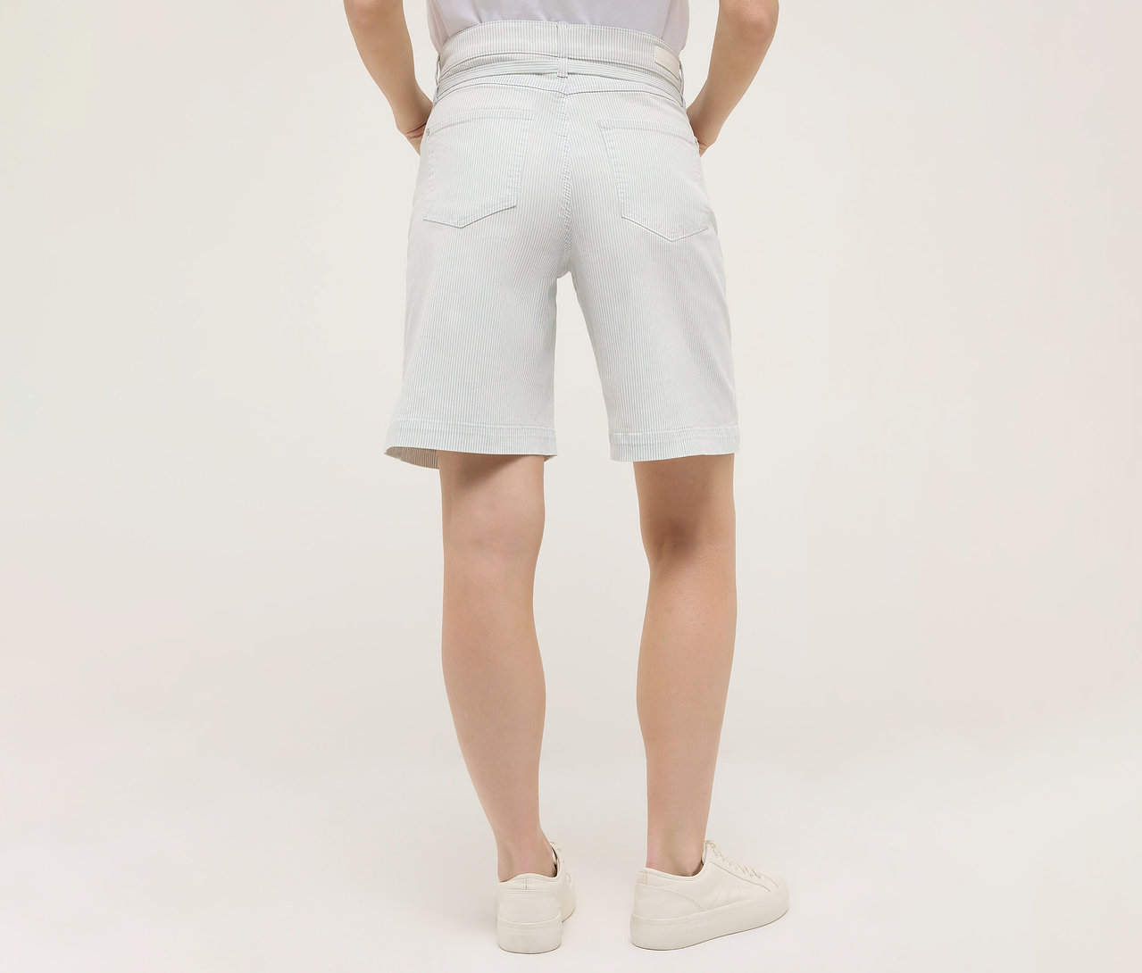 Frau von hinten mit Angels Denim »Lia City« Shorts, Streifen und weißen Schuhen.