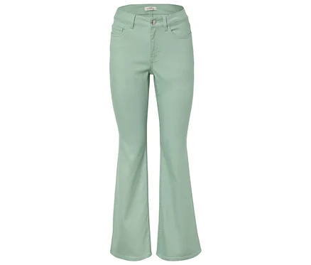 Helle, ausgestellte Jeans auf weißem Hintergrund.