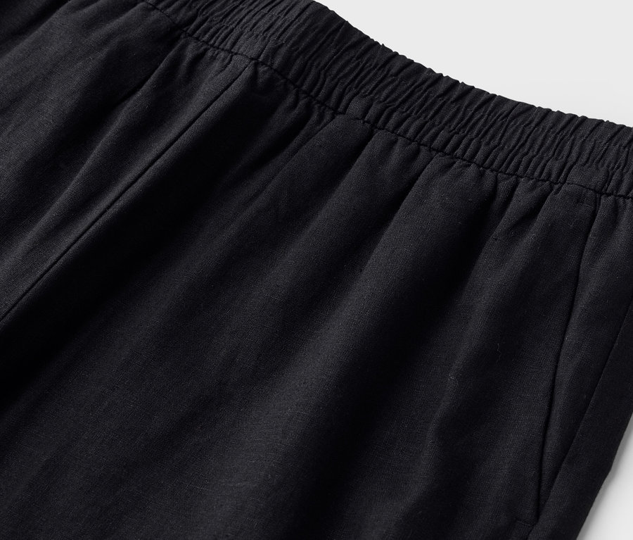 Nahaufnahme der Taille einer schwarzen Hose mit elastischem Bund.