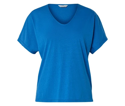 Blaues T-Shirt mit V-Ausschnitt.