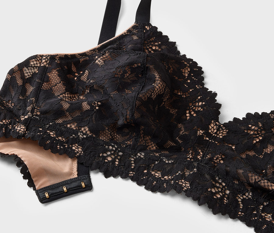 Schwarzer Spitzen-Bralette mit beigefarbenem Futter, verstellbaren Trägern und Hakenverschluss.