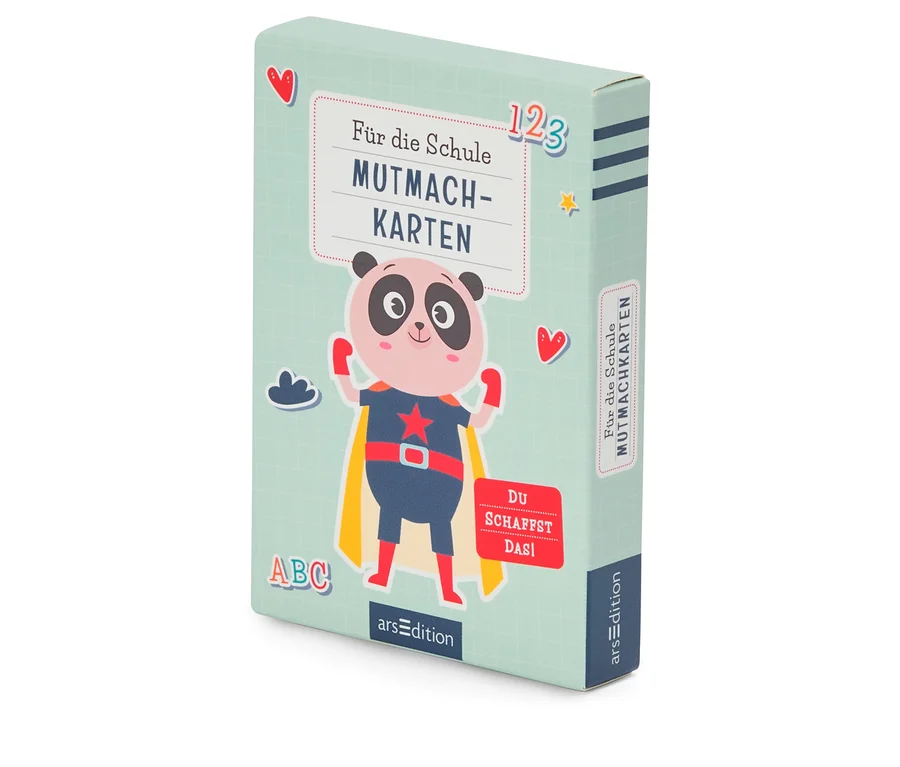 Eine Schachtel Mutmachkarten für die Schule mit einem Panda im Superheldenkostüm ist auf einem Tisch zu sehen.