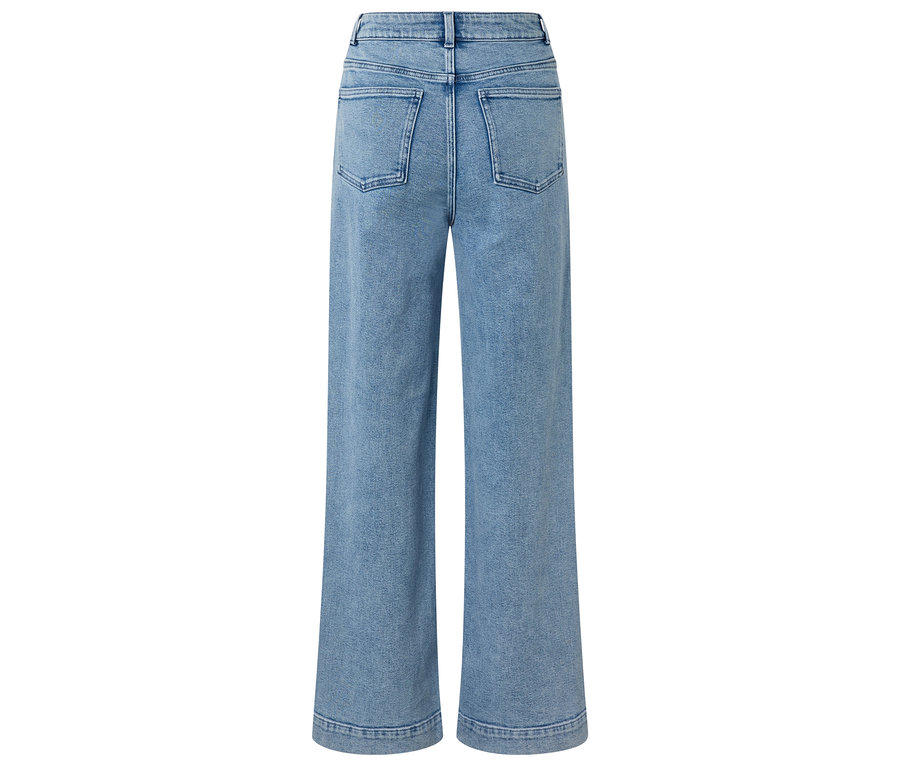 Rückansicht einer hellblauen, hochtaillierten Jeans mit weitem Bein.