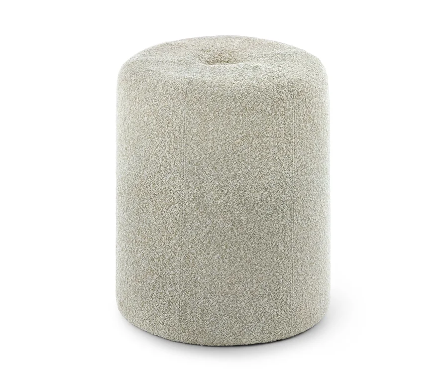 Zylindrischer Hocker, bezogen mit einem hellbeigen, strukturierten Bouclé-Stoff, mit einer leichten Vertiefung an der Oberseite.
