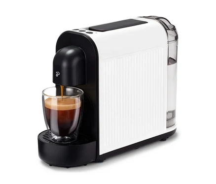 Die Cafissimo now white Kaffeemaschine füllt eine Tasse mit Kaffee. Die Maschine ist weiß mit schwarzen Akzenten und einem transparenten Wassertank.