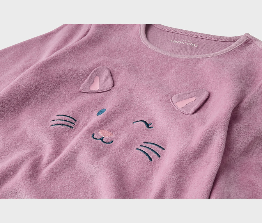 Nahaufnahme eines rosa Fleece-Oberteils mit einem Katzengesicht-Design. Es zeigt zwei rosa Stoffohren, gestickte dunkelblaue Schnurrhaare, eine hellrosa Nase und ein zwinkerndes Auge.
