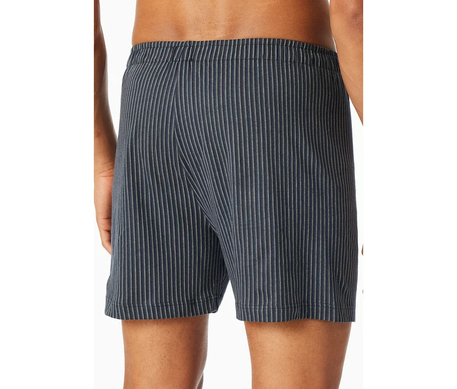 Rückenansicht einer Person, die blaue SCHIESSER Jersey-Boxer mit feinen weißen Streifen trägt.