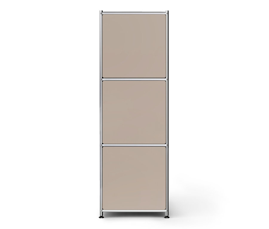 Ein schmales, hohes, modulares Regal mit drei beigen Fächern und einem silbernen Metallrahmen auf weißem Hintergrund.