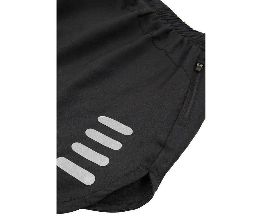 Nahaufnahme von schwarzen Shorts mit elastischem Bund, Reißverschlusstasche und reflektierenden Streifen.