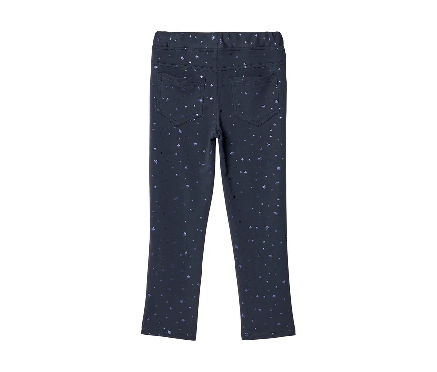 Dunkelblaue Hose mit einem verstreuten Muster aus glänzenden hellblauen Sternen und Punkten. Die Hose hat einen elastischen Bund und zwei aufgesetzte Gesäßtaschen. Von hinten gesehen.